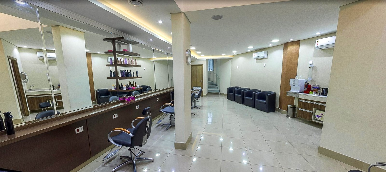 Ambiente interno do Ota Hair, salão de cabeleireiro no Morumbi, com espaço moderno e confortável para atendimento.